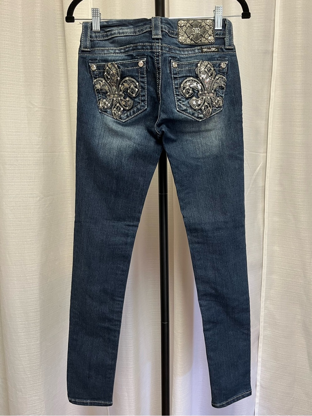 Miss Me brand bootcut jeans featuring a distinct Fleur de Lis design | size 24 - Picture 6 of 7